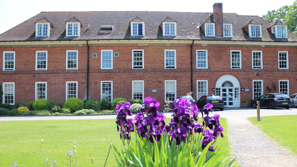 Список школ английского. Bradfield College Великобритания. Школы в Англии. Английские школы в Англии. Английская школа здание.